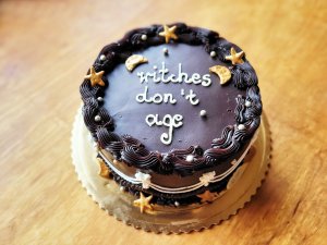 tort na 18 urodziny lubartow, tort witches dont age